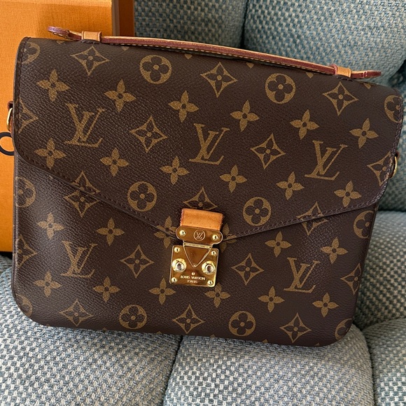 Louis Vuitton authentic pouchette metis Monogram Crossbody with Gold Hardware - Picture 3 of 13